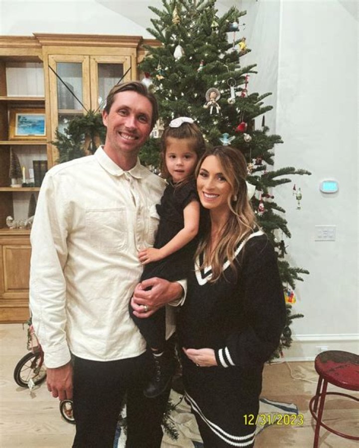 Ben Higgins A Total Player, The Bachelor 2016 Linked to Cassandra Ferguson, Tenley Molzahn, and Girlfriend Back Home!