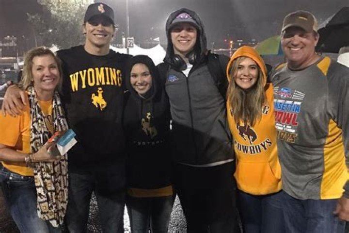 Does Jimmie Allen have siblings?