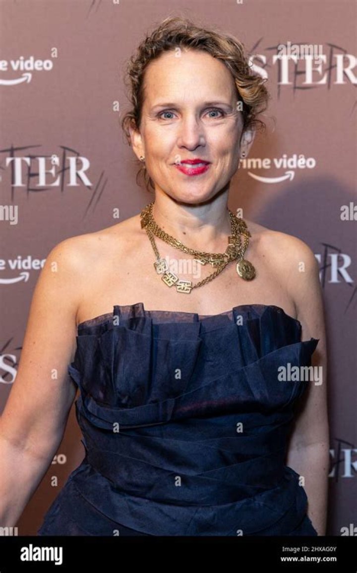 Jennifer Dundas Net Worth, Age, Height, Bio, Birthday, Wiki!