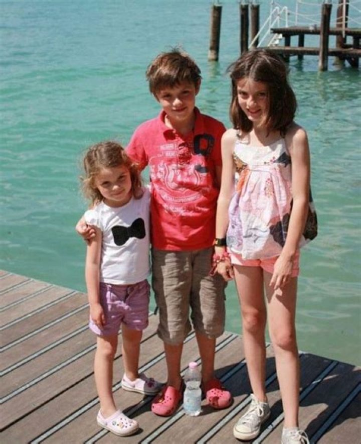 Louis Partridge Sisters: Meet Issie And Millie