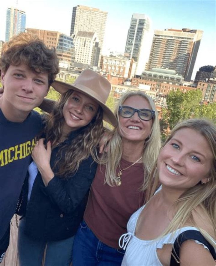 Sarah Robbins - Net Worth, Age, Height, Birthday, Bio, Wiki!