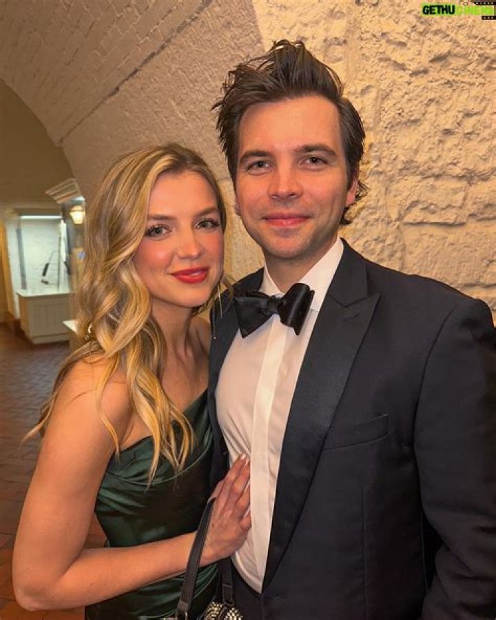 Who is Anna Grace Barlow Dating – Anna Grace Barlow's Husband & Exes